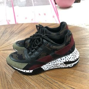 Brand new Steve Madden barra sneakers